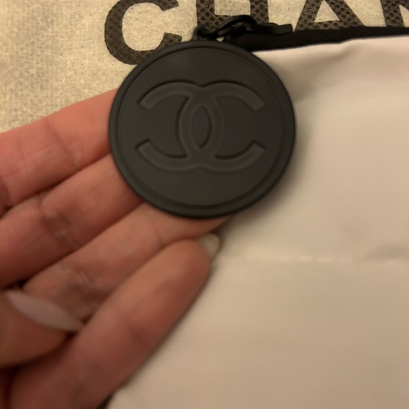 CHANEL Beauty Puffy Bag with Dust bag is included. - Picture 3 of 8